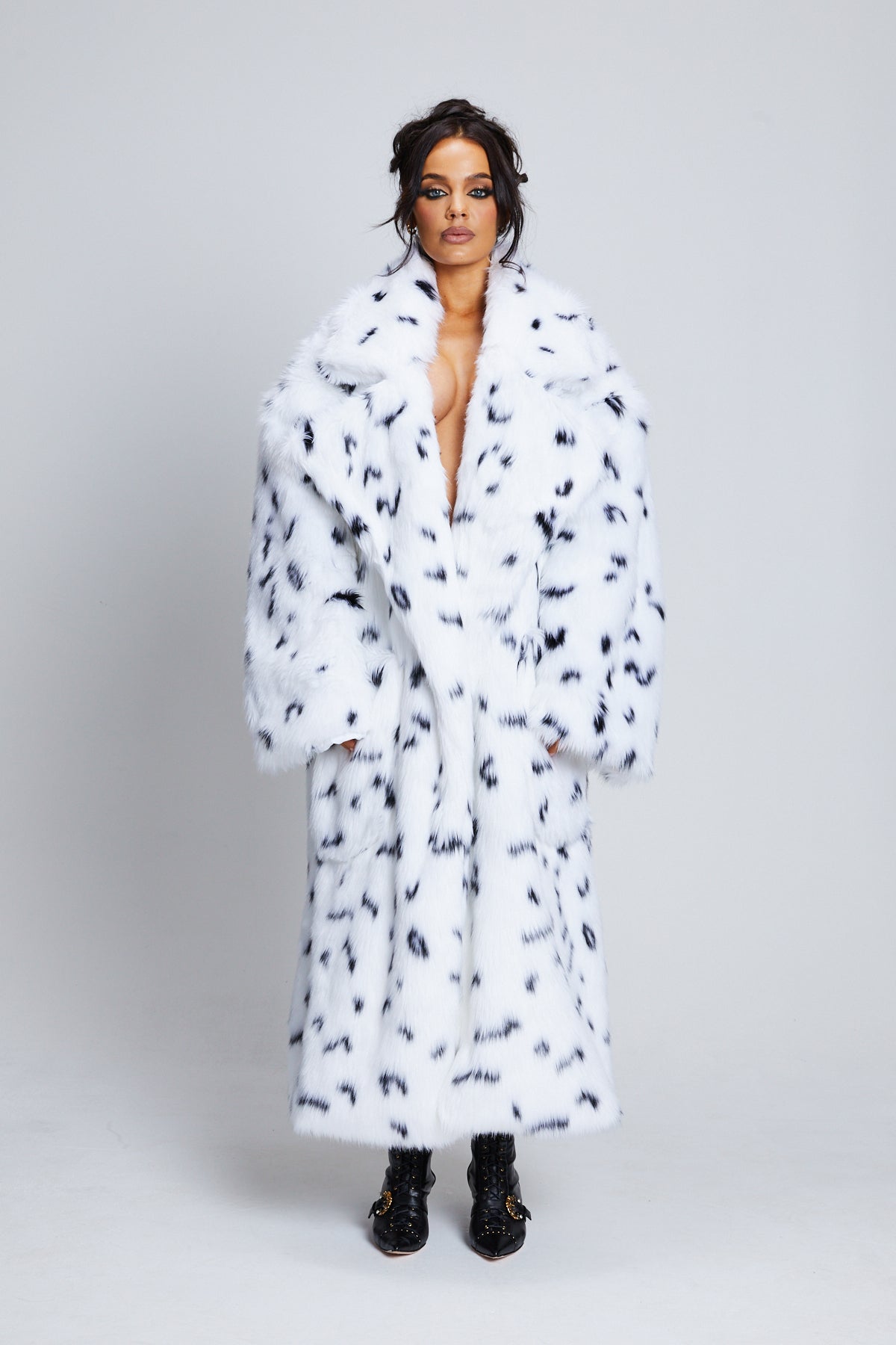 Black and white spotted fur clearance coat